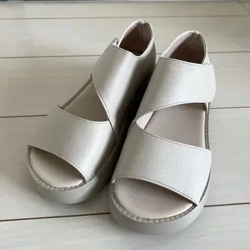 [새상품] 베이지 크로스 스트랩 통굽 샌들