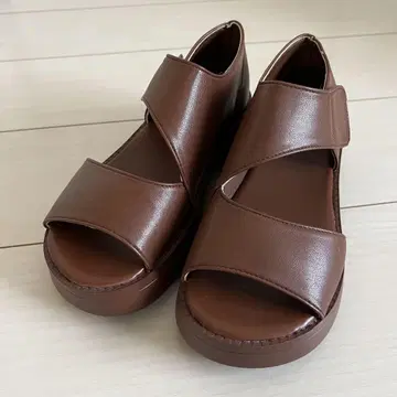 [새상품급] 브라운 크로스 스트랩 통굽 샌들
