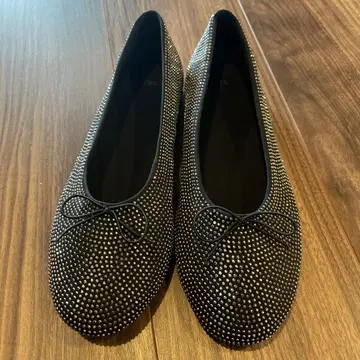 ZARA 스터드 장식 블랙 발레 슈즈