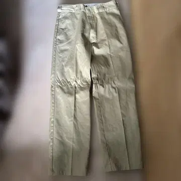 베이지 치노 팬츠 백 포켓 부착