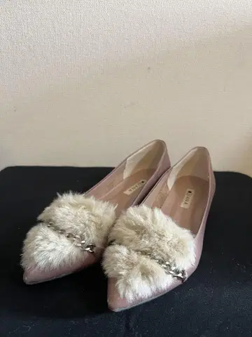 다이애나 퍼 x 체인 장식 펌프스 핑크 베이지 24.5cm