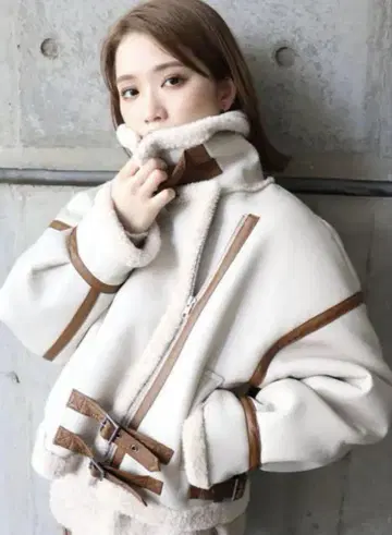 MURUA 아이보리 무스탕 코트 숏 기장