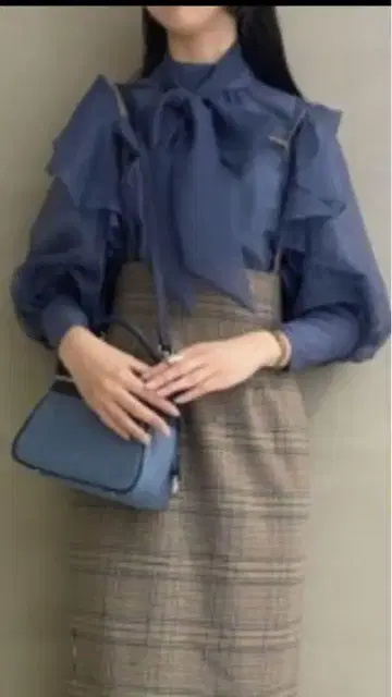 릴리 브라운 프릴 리본 포함 블루 긴팔 블라우스