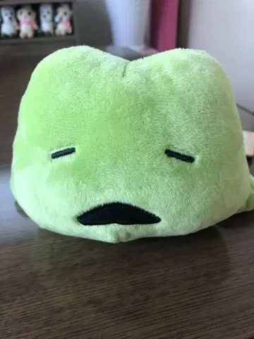 무표정의 그린 컬러 봉제 인형