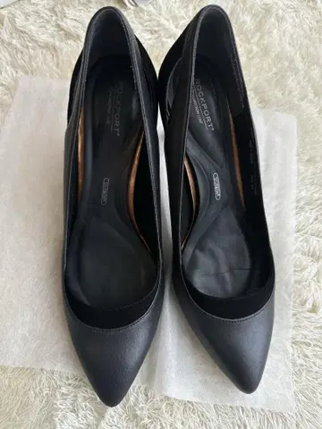 ROCKPORT 블랙 펌프스 25cm 스웨이드 절개 포인티드
