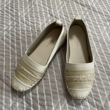 다이애나 화이트 글리터 장식 플랫슈즈 23.5cm