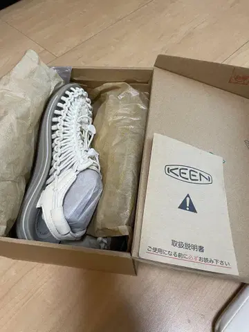 KEEN UNEEK 샌들 화이트 24