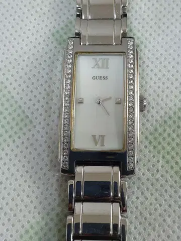 GUESS 아날로그 손목시계 스톤 장식 실버