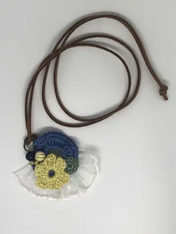어스 컬러 꽃 모티브 목걸이