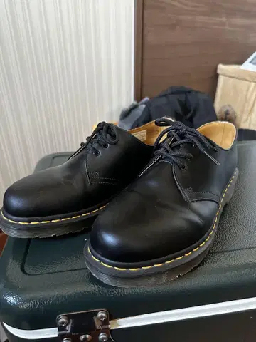 Dr.Martens 3홀