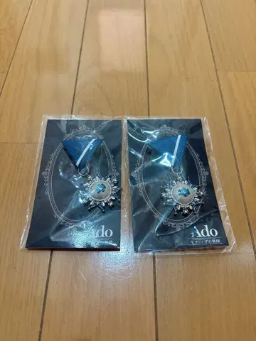 Ado 모나리자의 옆모습 브로치 2개 세트