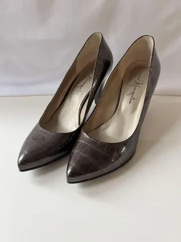 새상품급 중고 긴자 카네마츠 다크 브라운 에나멜 가죽 힐 펌프스 25cm