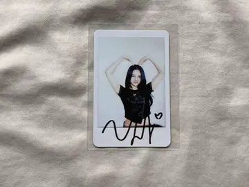 LESSERAFIM 윤진 트레이딩 카드 폴라