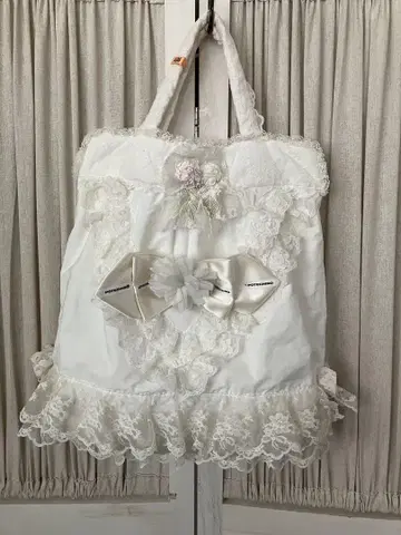 포테치노 화이트 토트백 레이스 장식 포함