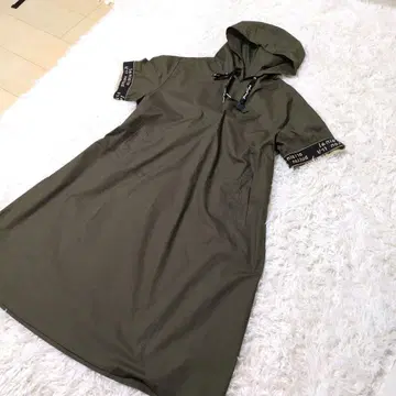 후드 부착 올리브색 반팔 원피스