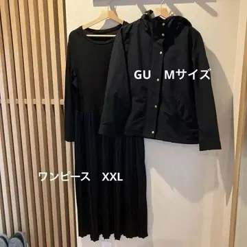 GU 다크 네이비 마운틴 파카와 블랙 이소재 플리츠 원피스 세트
