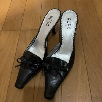 리본 포함 블랙 펌프스 하이힐