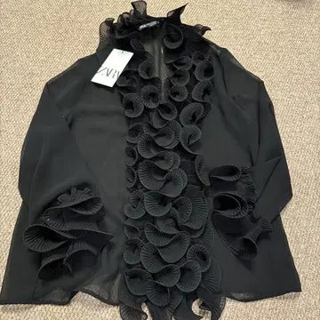 [미사용] ZARA 프릴 장식 블랙 셔츠 XS