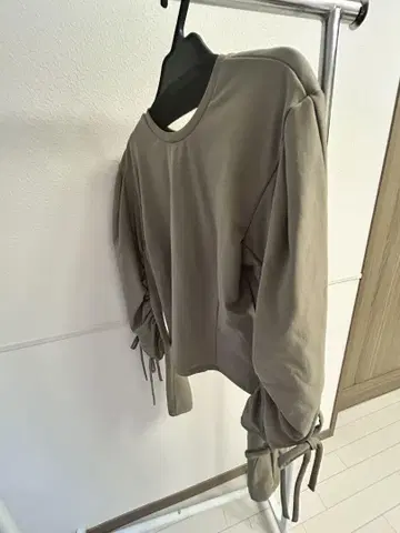 카키색 리본 포함 긴팔 셔츠