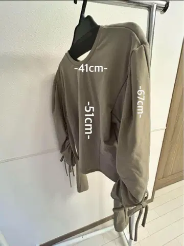 카키색 리본 포함 긴팔 셔츠