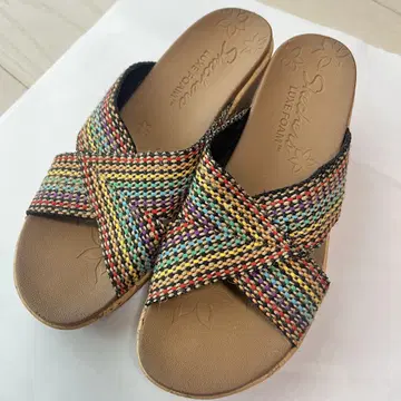 Skechers 멀티 컬러 크로스 스트랩 샌들
