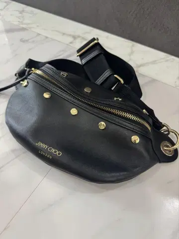 JIMMY CHOO 지미추 가죽 바디백 블랙