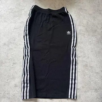 adidas 블랙 스트라이프 타이트 스커트