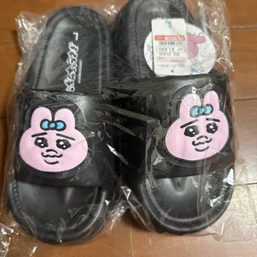 빤쮸토끼 블랙 샌들