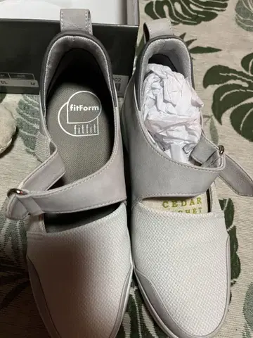 fitForm 화이트 그레이 스니커즈