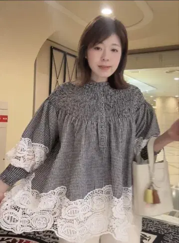 밑단 레이스 체크 무늬 레이스 트리밍 오부 소매 블라우스