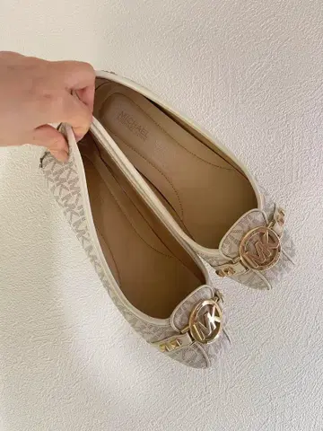 Michael Kors 로고 플랫슈즈 아이보리