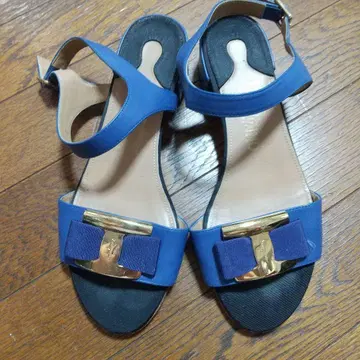 Ferragamo 파란 리본 포함 샌들