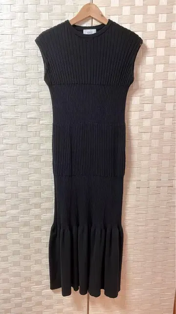 새상품급 emmi atelier 리브 절개 니트 원피스