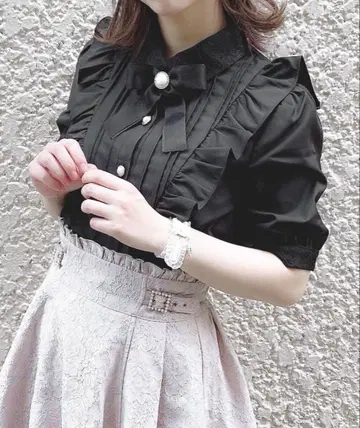 ROJITA 펄 단추 V 프릴 반팔 블라우스