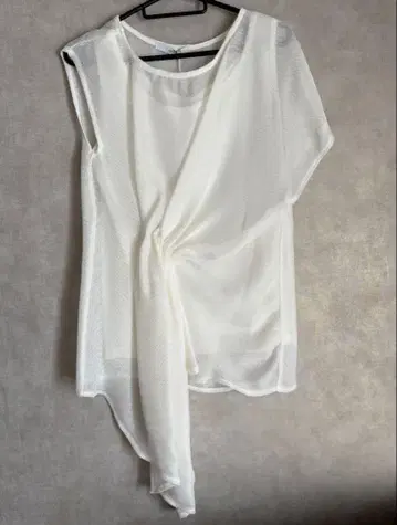 UN3D. MESH DRAPE BL 메쉬 드레이프 블라우스