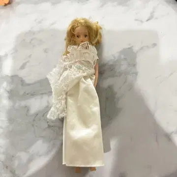 금발 레이스 드레스 인형