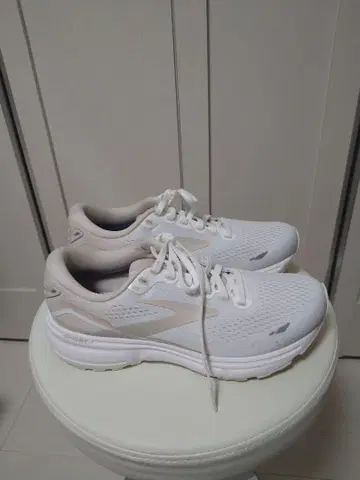 BROOKS 브룩 스니커즈 24.5cm
