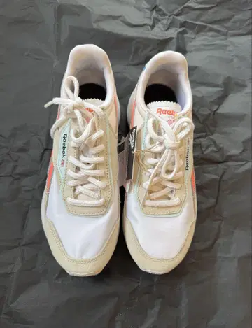 새상품 Reebok Classic 스니커즈 22.5cm