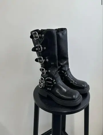 버클 달린 블랙 엔지니어 부츠