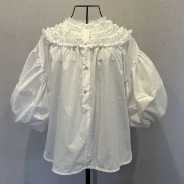 [새상품] 옷깃 주위 고져스 프릴 블라우스 프리 사이즈