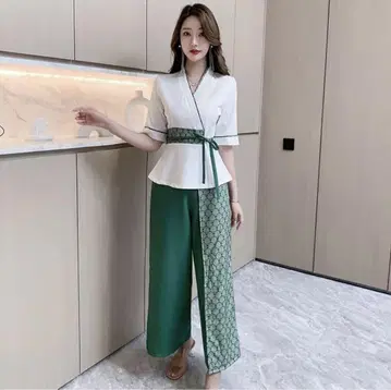 에스테틱 유니폼 동양인