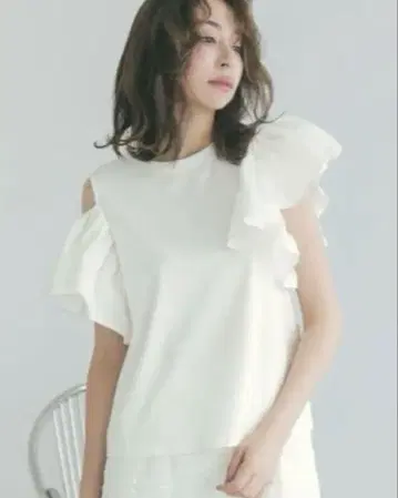 도노반 프릴 숄더 티셔츠 화이트