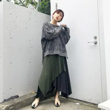 osmosis 바이컬러 비대칭 플리츠 스커트