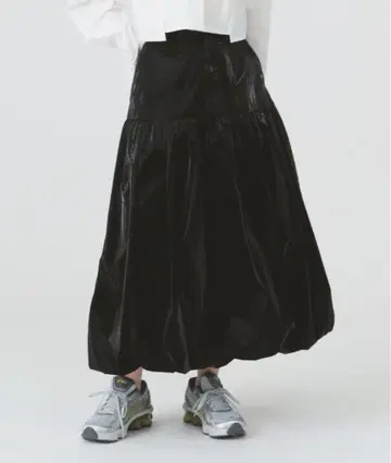 Ray BEAMS 글로시 벌룬 스커트