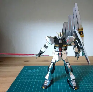 [ 조립품 ] HGUC 뉴 건담 ( 메탈릭 코팅 Ver )