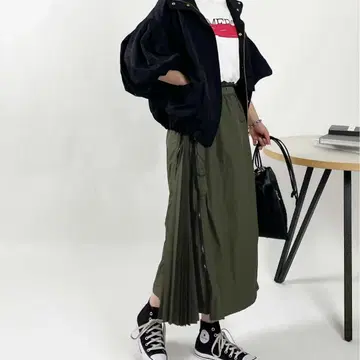 루기바 LUGIVA 배색 사이드 지퍼 플리츠 스커트