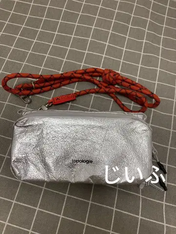 topologie 메탈릭 실버 숄더백