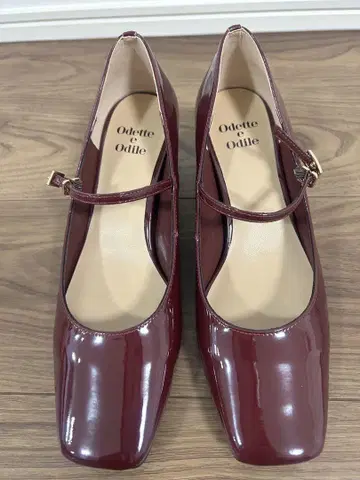 Odette e Odile 버건디 스트랩 펌프스