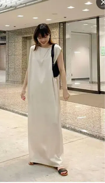 에트레토쿄 슬리브리스 새틴 원피스