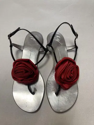 GIUSEPPE ZANOTTI 주세페 장미 장식 플랫 샌들
